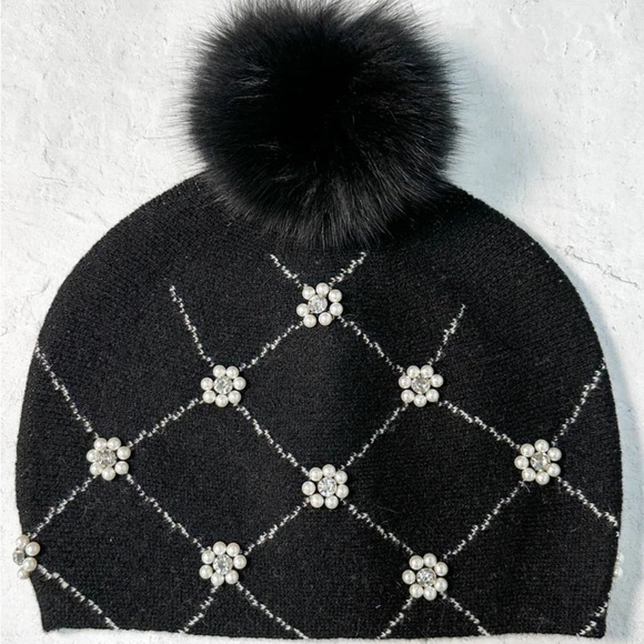 Accessories - Pearl & Bead Flowers Fur Pom Pom Beanie Hat, Black
NWT

100%WOOL
100%LAINE